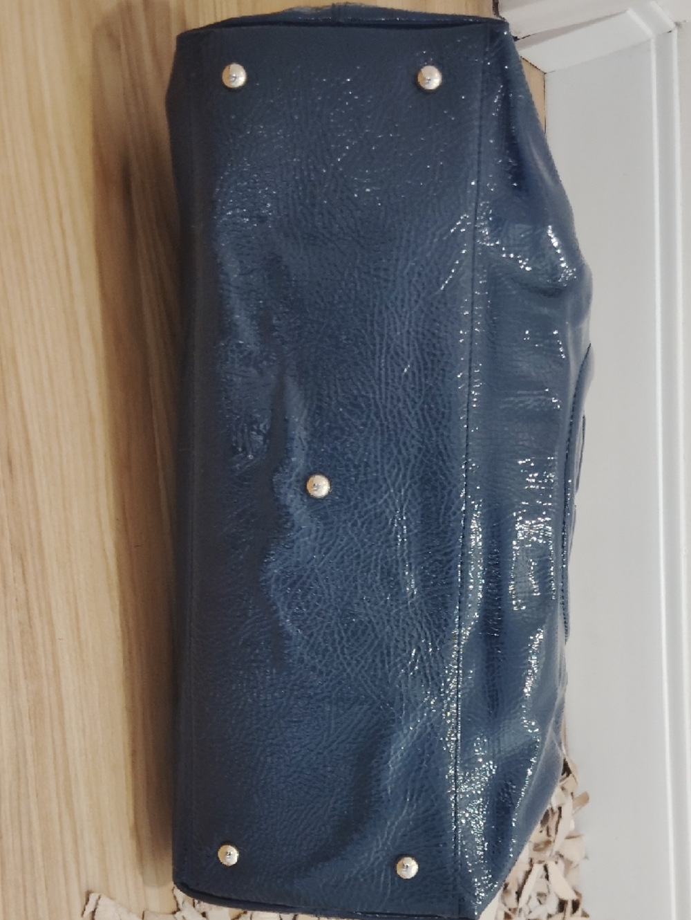 Pre- loved Gucci Patent Leather Chain Shoulder Bag in Navy. - Picture 8 of 12